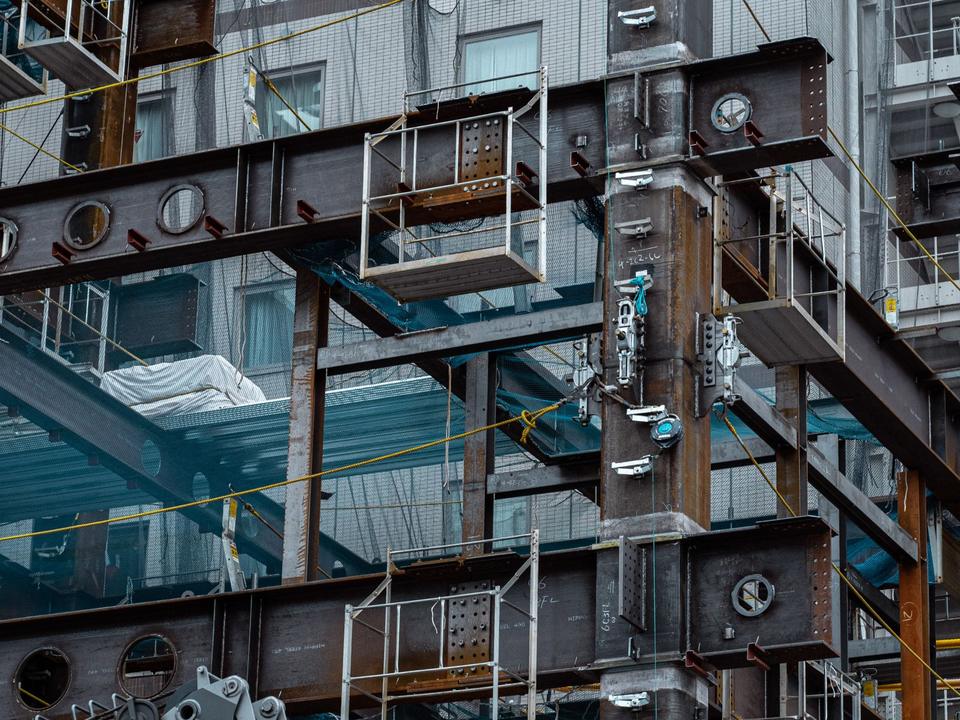 鉄骨が組み上がった工事現場
